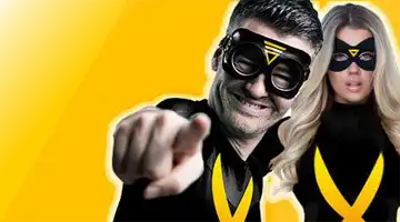 Изображение героя в стиле супергероя, указывающего на зрителя, рекламирующего бонус Приведи друга от Bitzamo на ярком желтом фоне с женским персонажем-супергероем на заднем плане.